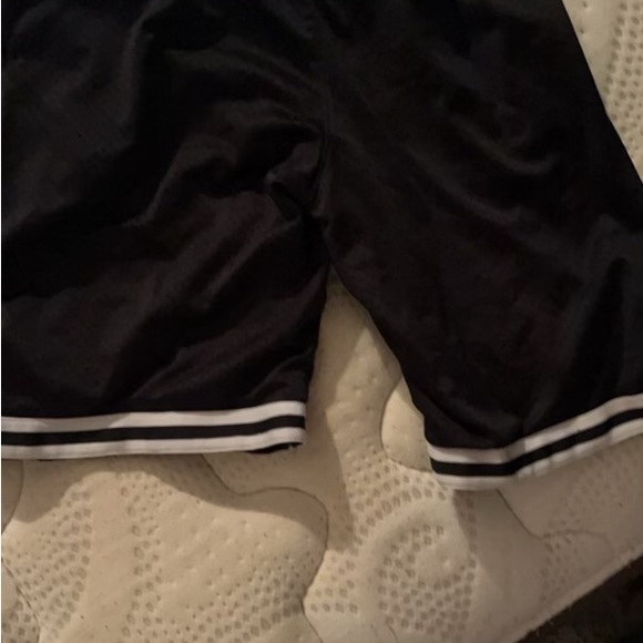 AIR JORDAN SHORTS EXCLUSIVE - Picture 2 of 2